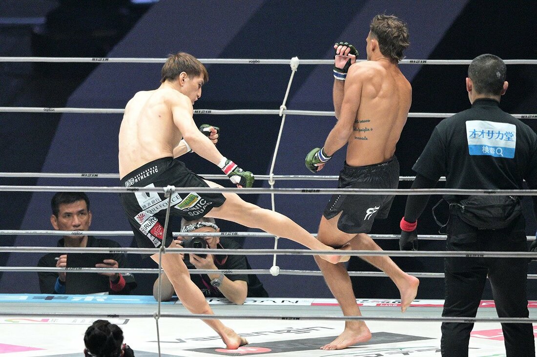 サバテロ(右)に強烈なカーフキックを入れる井上直樹
