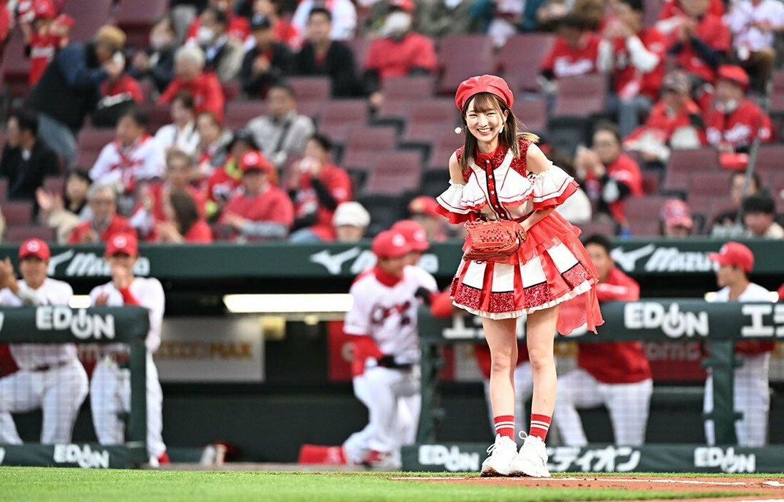 始球式を終え、笑顔の藤本冬香(4月3日、マツダスタジアム)