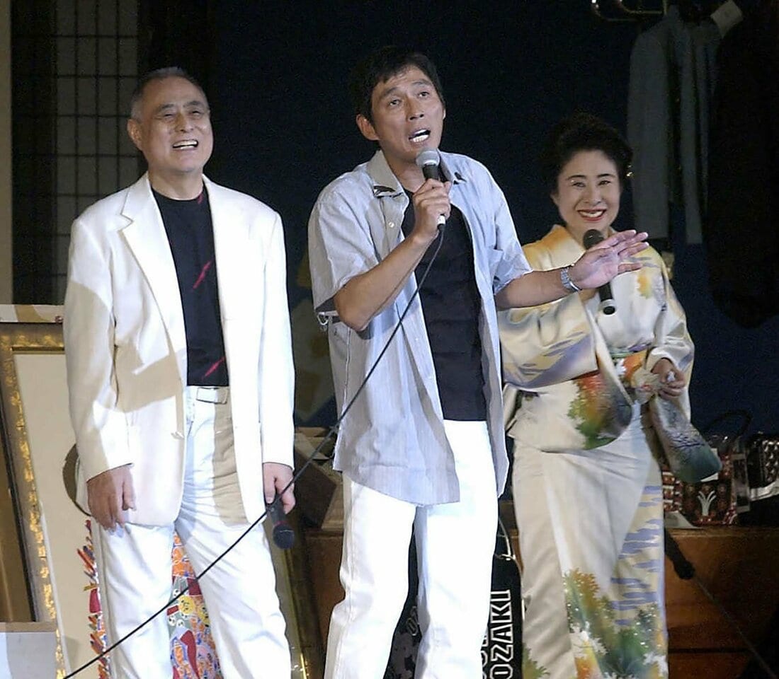 明石家さんま(中)と共演も多かった中村玉緒さん(右)。左は津川雅彦さん(2003年)