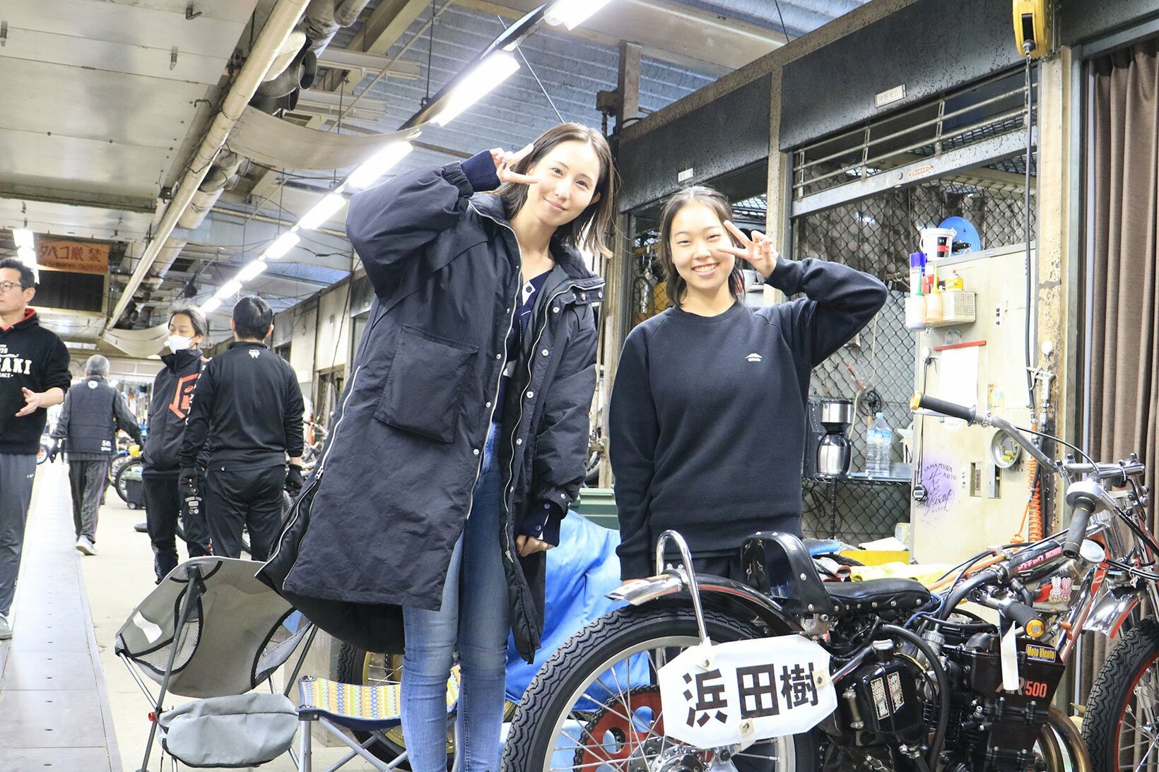 ポーズを決める渚(左)と浜田樹来