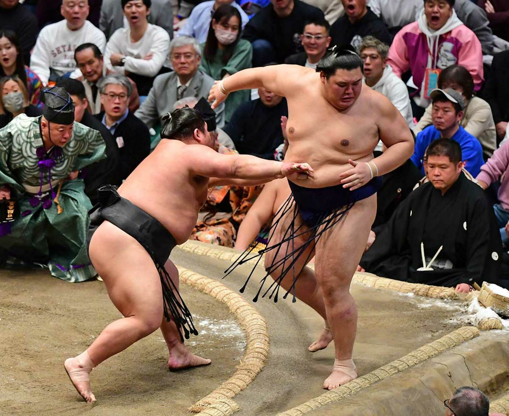 拍乃富士にい押し出された大の里