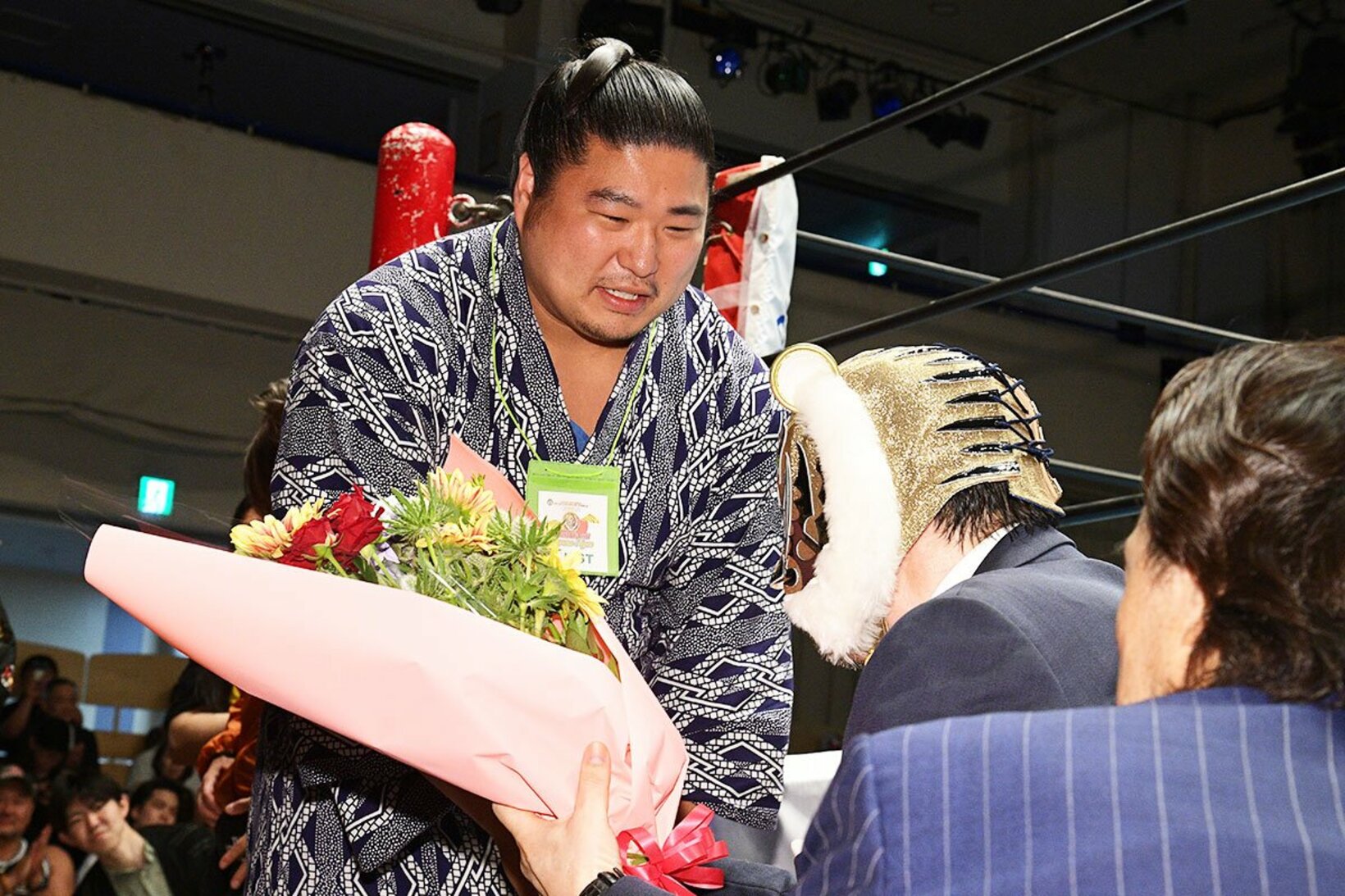 初代タイガーマスクに花束を送る若元春(左)