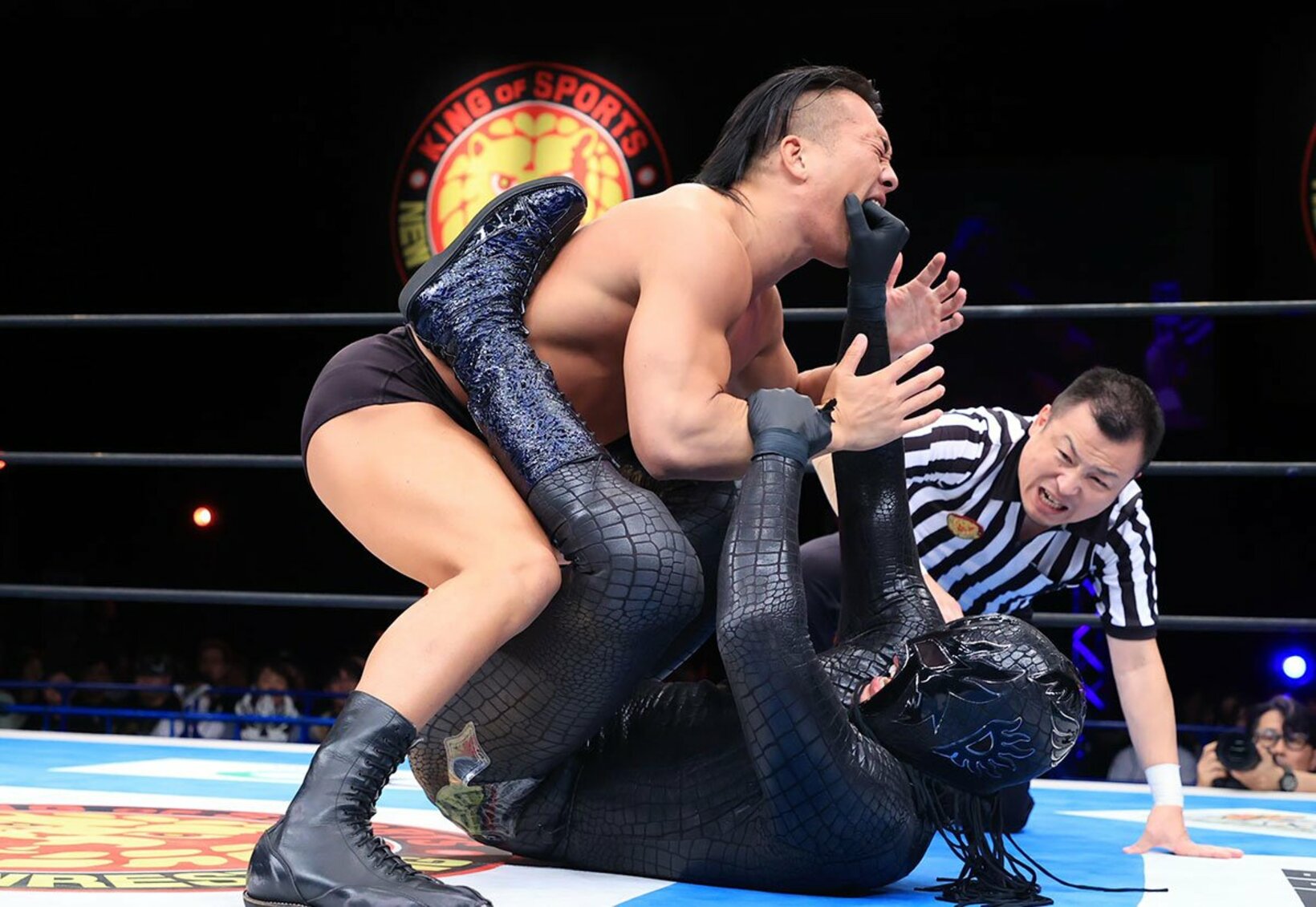松本達哉(左)の口に指を突っ込むシュン・スカイウォーカー