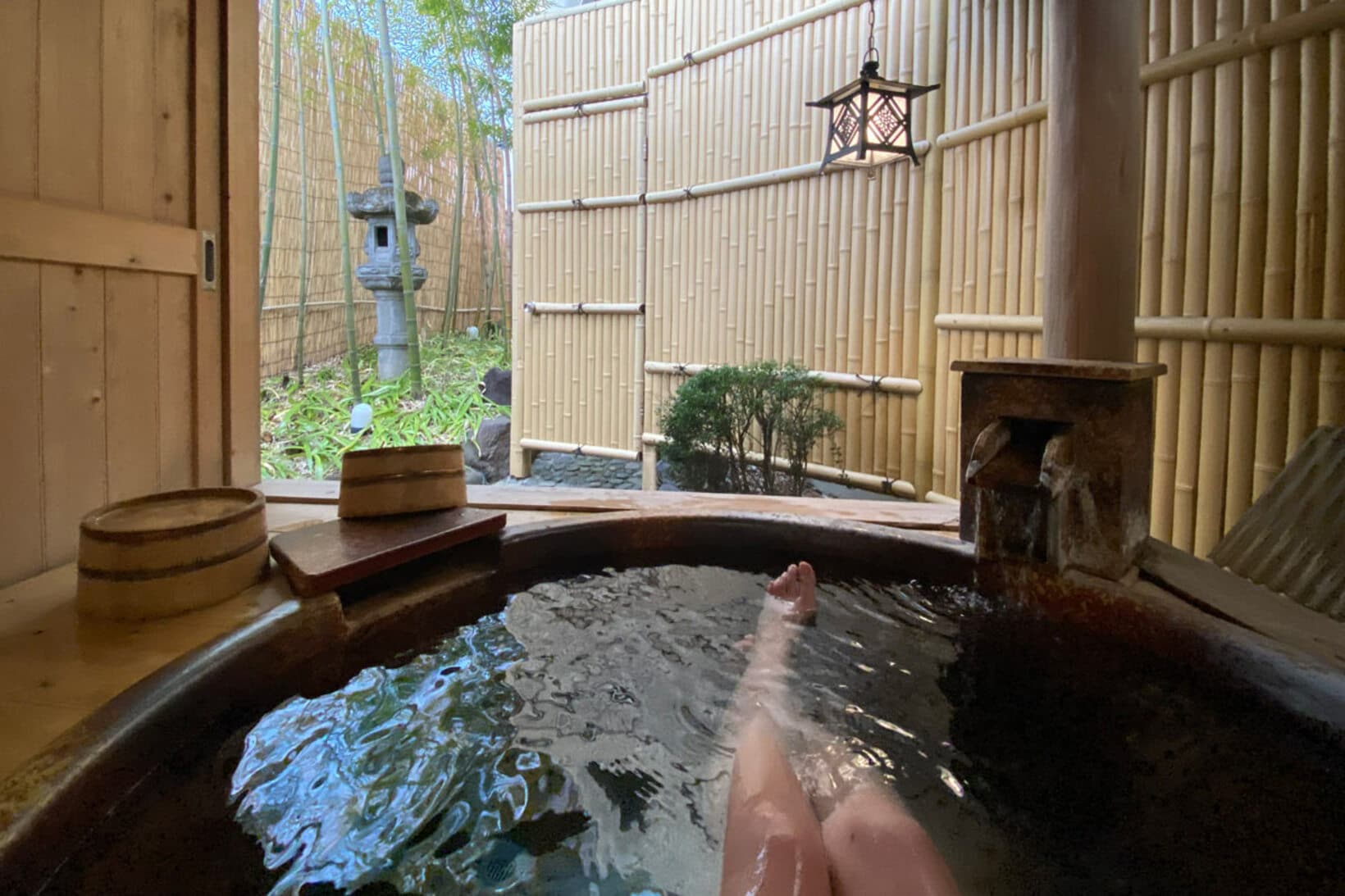 貸し切りの露天風呂。この内装が本当に好きなんです