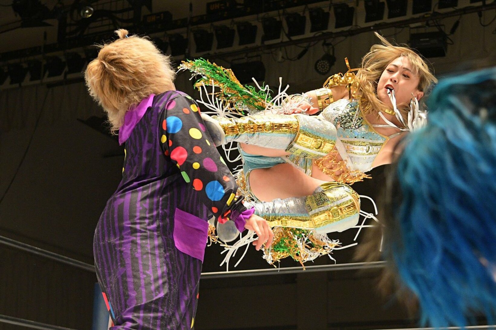 フキゲンです（左）を攻める上谷沙弥