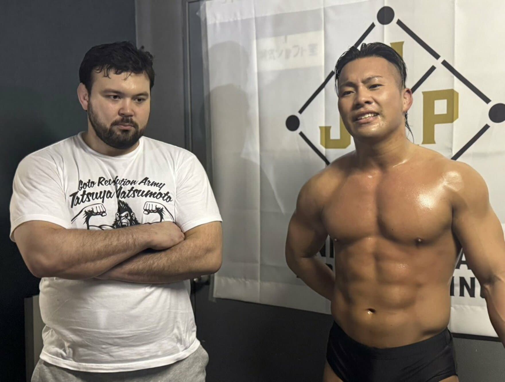 バックステージで試合を振り返るウルフアロン（左）と松本達哉