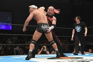 永井（左）を丸め込んで勝利した葛西純