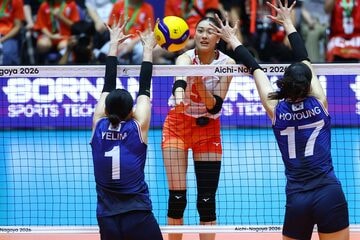 韓国戦でスパイクを放つ佐藤淑乃