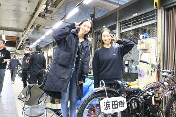 ポーズを決める渚(左)と浜田樹来