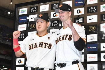 先発グリフィン(右)とともにお立ち台に立った巨人・岡本和真　