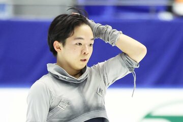 複雑な表情の鍵山優真