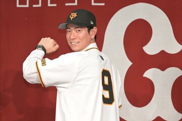 背番号９のユニホームを着てポーズをとる松本剛