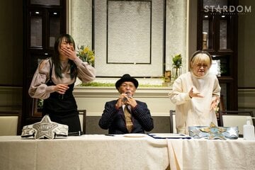  シュークリームを食べる(左から)上谷沙弥、ロッシー小川ＥＰ、なつぽい