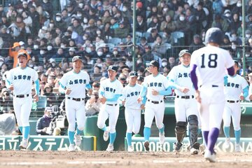 勝利した山梨学院
