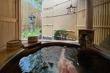 貸し切りの露天風呂。この内装が本当に好きなんです