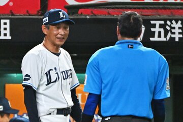 前夜の雪辱を果たした西武・西口監督(左)