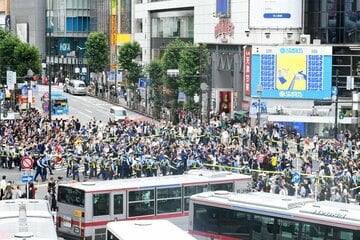 人であふれ返った渋谷スクランブル交差点