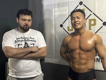 バックステージで試合を振り返るウルフアロン（左）と松本達哉