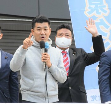 マイクを持ってアピールする泉政調会長（東スポWeb）