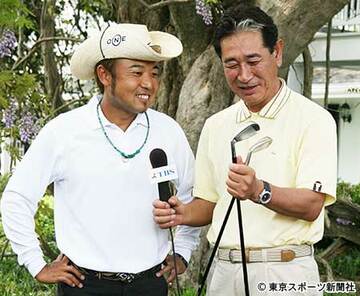  ２００７年、マスターズのリポートで片山晋呉（左）と星野氏