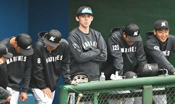 降板後、ベンチで試合を見る佐々木朗希(中)