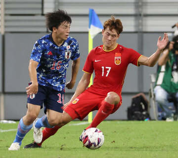  中国戦に途中出場した相馬（左＝東スポWeb）