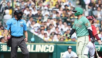 主審に食ってかかる森下…このあと退場が宣告された