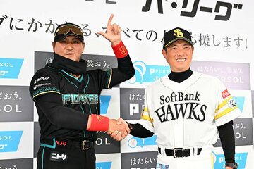 開幕前日会見でポーズを決める日本ハム・新庄監督とソフトバンク・小久保監督