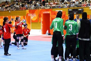 集合写真を撮り合う日本代表とイラン代表