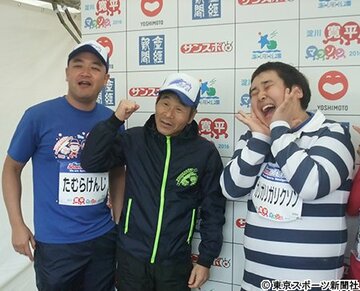「淀川寛平マラソン２０１６」に登場した（左から）たむらけんじ、間寛平、ガリガリガリクソン