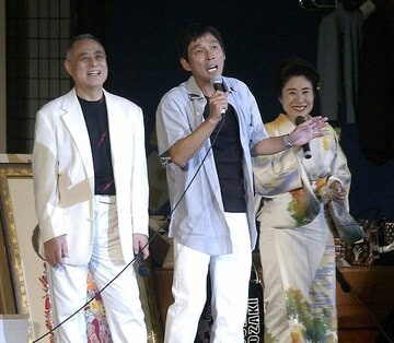 明石家さんま(中)と共演も多かった中村玉緒さん(右)。左は津川雅彦さん（2003年）