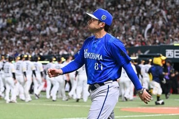 試合後、ファンへ挨拶に向かうDeNA・相川監督