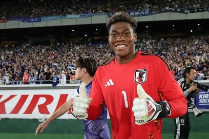PK戦でシュートを止めた鈴木彩艶