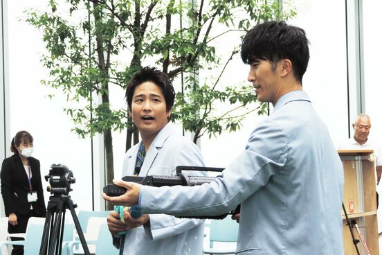 セレモニーに参加したジャニーズWESTの桐山照史(左)と濱田崇裕