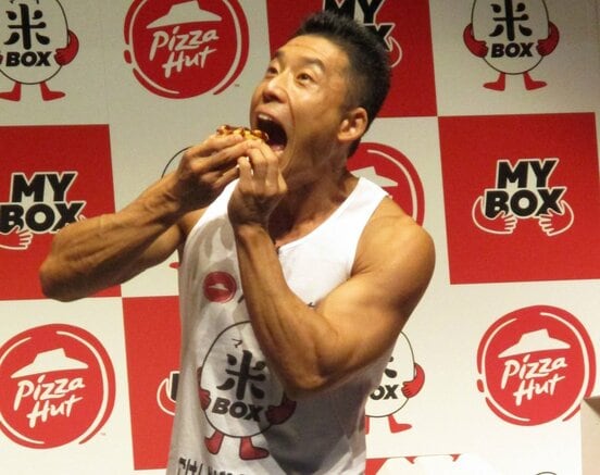  ごはんピザを食べるなかやまきんに君（東スポWeb）
