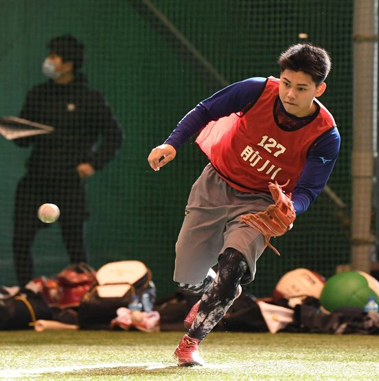  ノックを受ける育成２位の前川（東スポWeb）