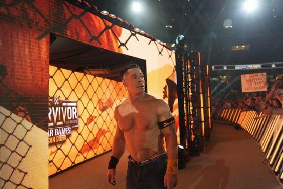 ジョン・シナは名残り惜しそうにリングを振り返る（©ＷＷＥ）