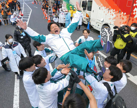  総合優勝を果たし、原監督を胴上げする青学大のメンバー（代表撮影）