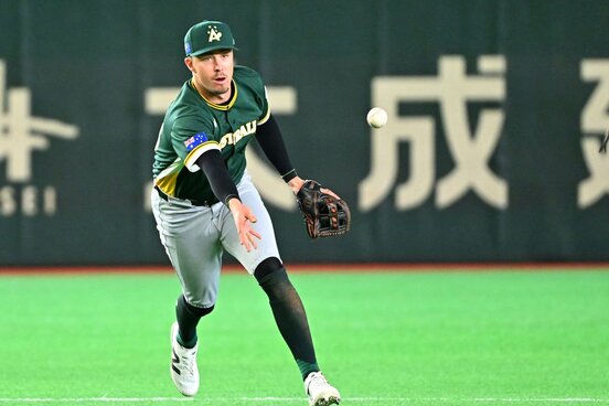 ショートゴロをさばくデール　