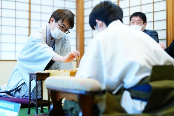 王将戦で対局する羽生善治九段（左）と藤井聡太王将（代表撮影）