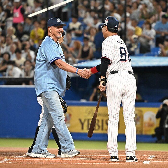 ハウエル氏(左)と握手するヤクルト・池山監督