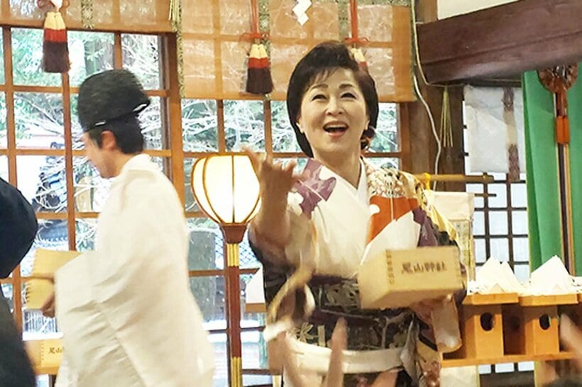 金沢市の尾山神社の節分祭豆まきに参加した島津悦子