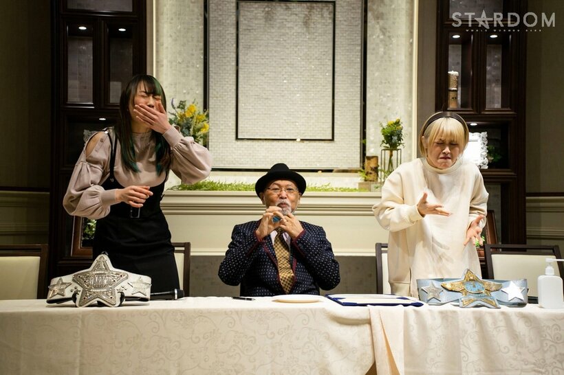  シュークリームを食べる(左から)上谷沙弥、ロッシー小川ＥＰ、なつぽい