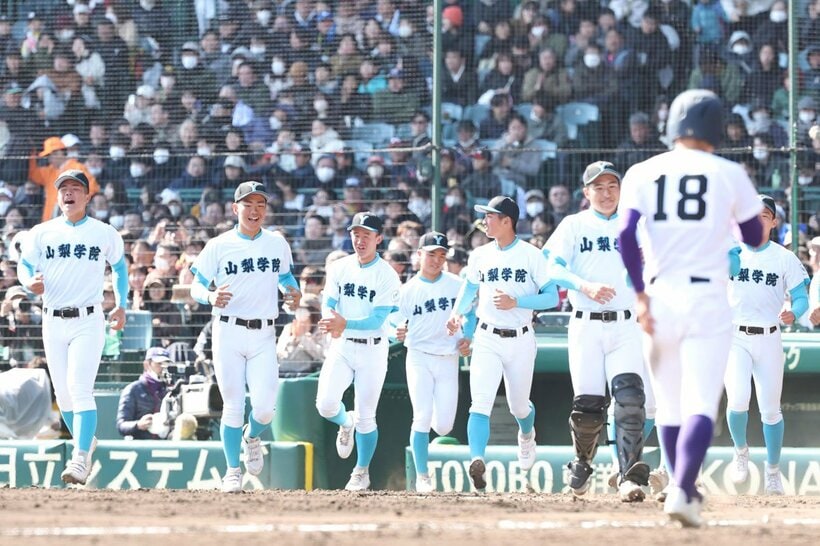 勝利した山梨学院