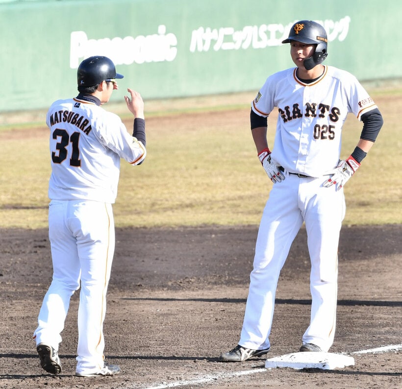  紅白戦で３塁コーチを務めた松原聖弥(東スポWeb)