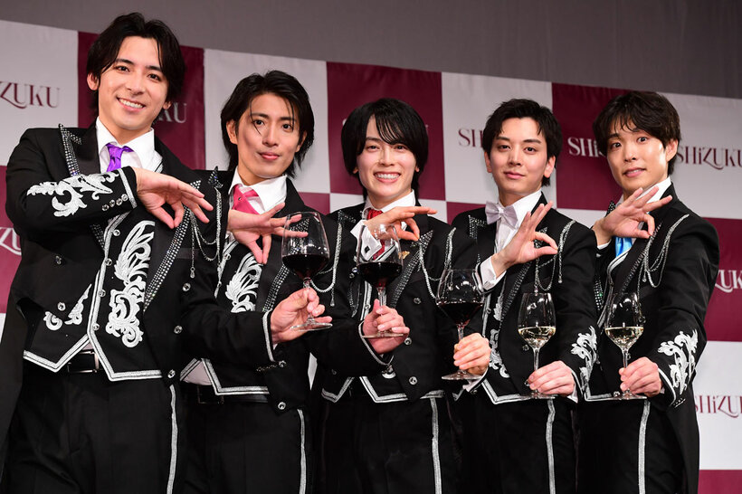 ワインを手にしずくポーズを決めるSHiZUKU