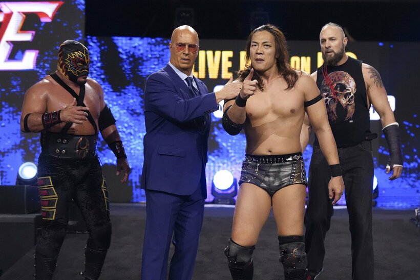 竹下幸之介（右から２人目）はドン・キャリス・ファミリーのメンバーとともに引き揚げたが…（©All Elite Wrestling）