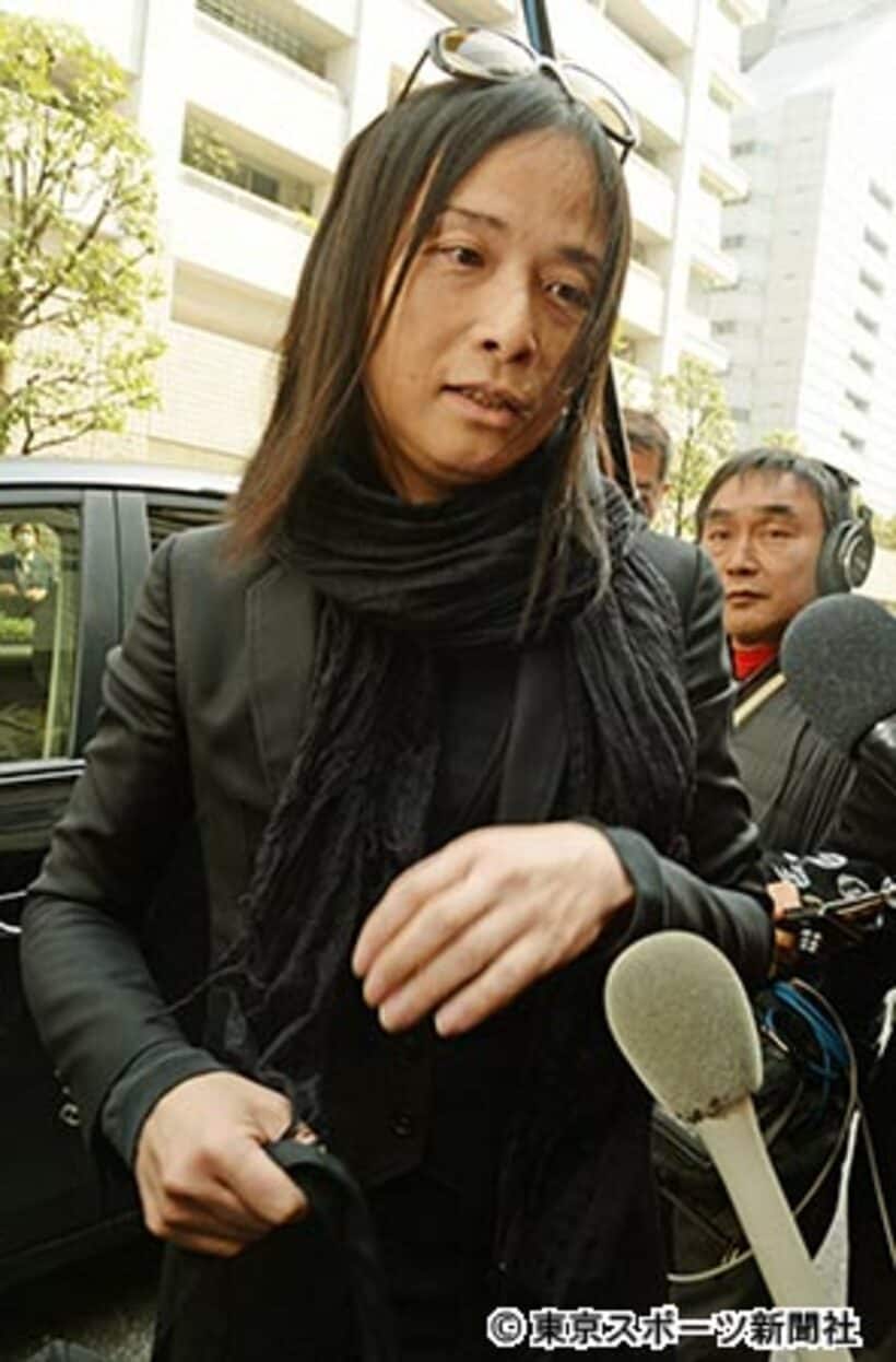 報道陣に口を開く辻