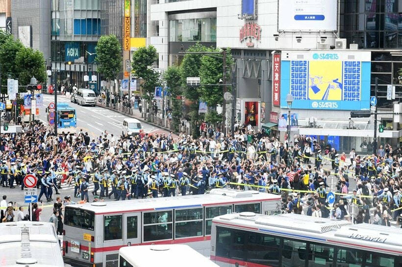 人であふれ返った渋谷スクランブル交差点