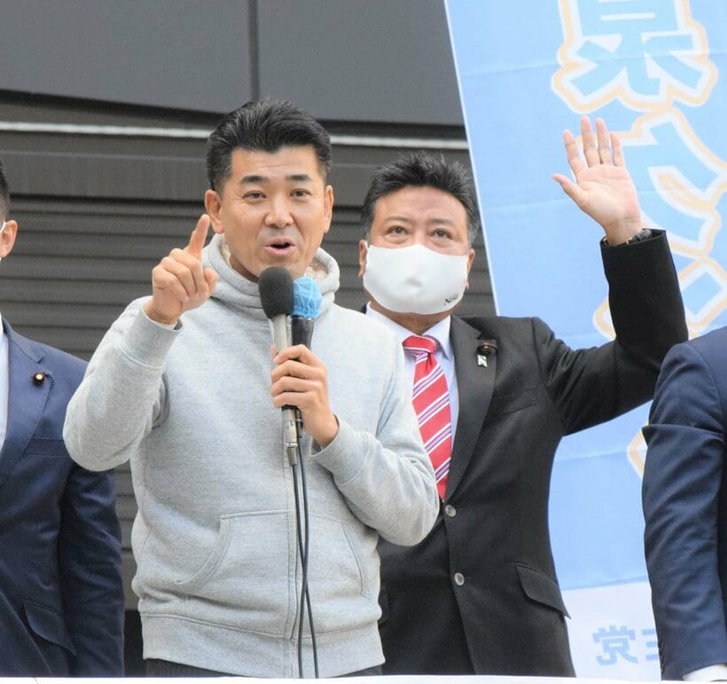  マイクを持ってアピールする泉政調会長（東スポWeb）